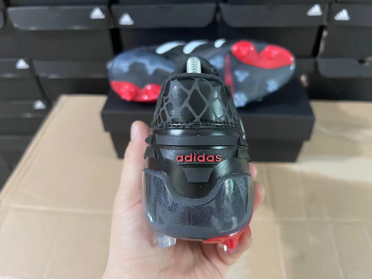 Adidas Preto Vermelho Texturizado Impressão de Reptil Superior Sobreposições de Três Listras Prateadas Solo Firme Sapatos de Futebol 4