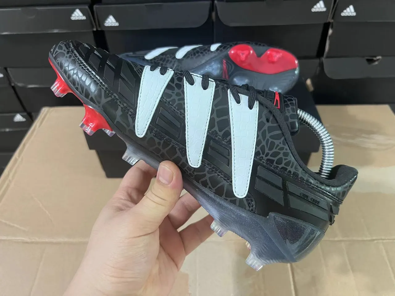 Adidas Preto Vermelho Texturizado Impressão de Reptil Superior Sobreposições de Três Listras Prateadas Solo Firme Sapatos de Futebol 5