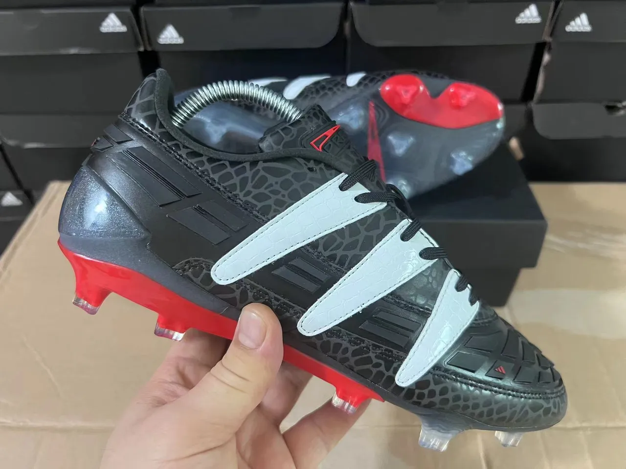 Adidas Preto Vermelho Texturizado Impressão de Reptil Superior Sobreposições de Três Listras Prateadas Solo Firme Sapatos de Futebol 6