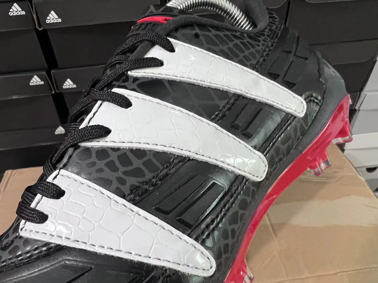 Adidas Preto Vermelho Texturizado Impressão de Reptil Superior Sobreposições de Três Listras Prateadas Solo Firme Sapatos de Futebol 7