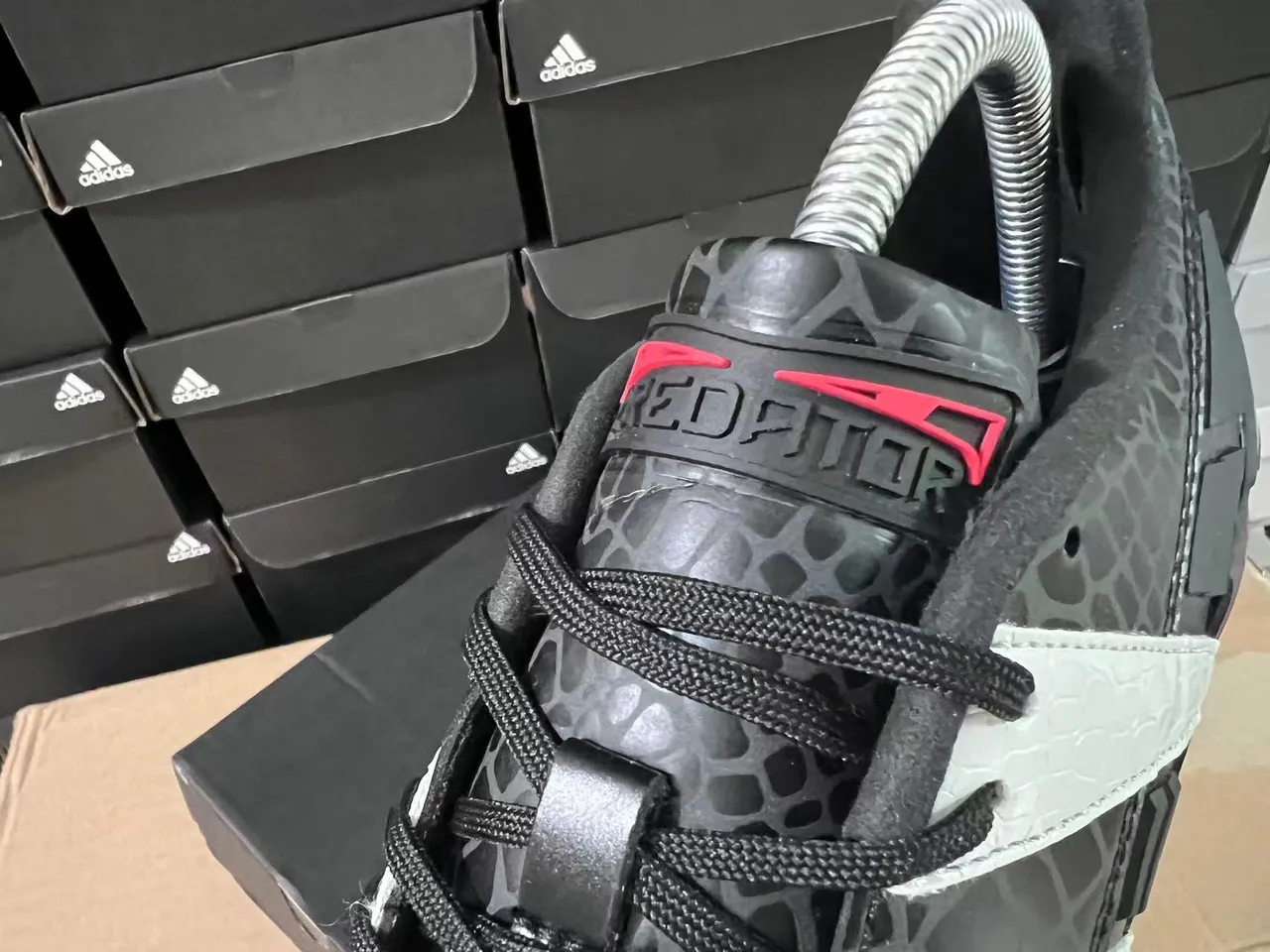 Adidas Preto Vermelho Texturizado Impressão de Reptil Superior Sobreposições de Três Listras Prateadas Solo Firme Sapatos de Futebol 8