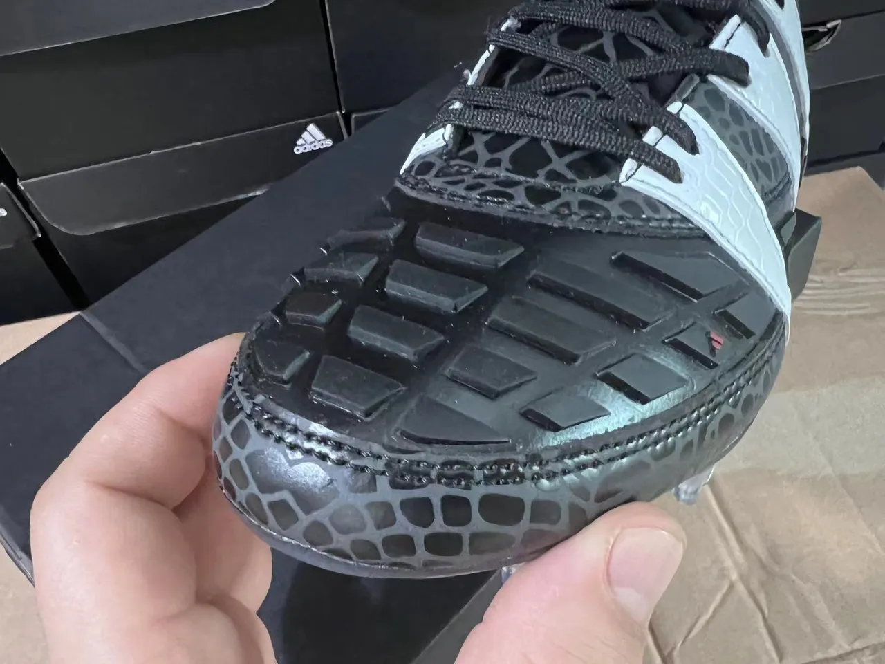 Adidas Preto Vermelho Texturizado Impressão de Reptil Superior Sobreposições de Três Listras Prateadas Solo Firme Sapatos de Futebol 9
