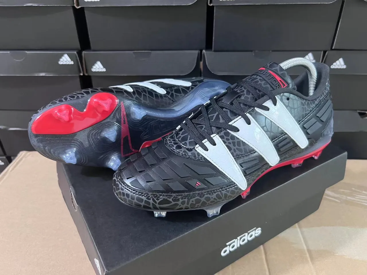 Adidas Preto Vermelho Texturizado Impressão de Reptil Superior Sobreposições de Três Listras Prateadas Solo Firme Sapatos de Futebol 10