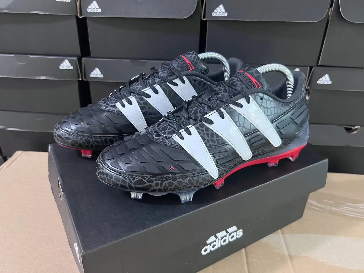 Adidas Preto Vermelho Texturizado Impressão de Reptil Superior Sobreposições de Três Listras Prateadas Solo Firme Sapatos de Futebol 11
