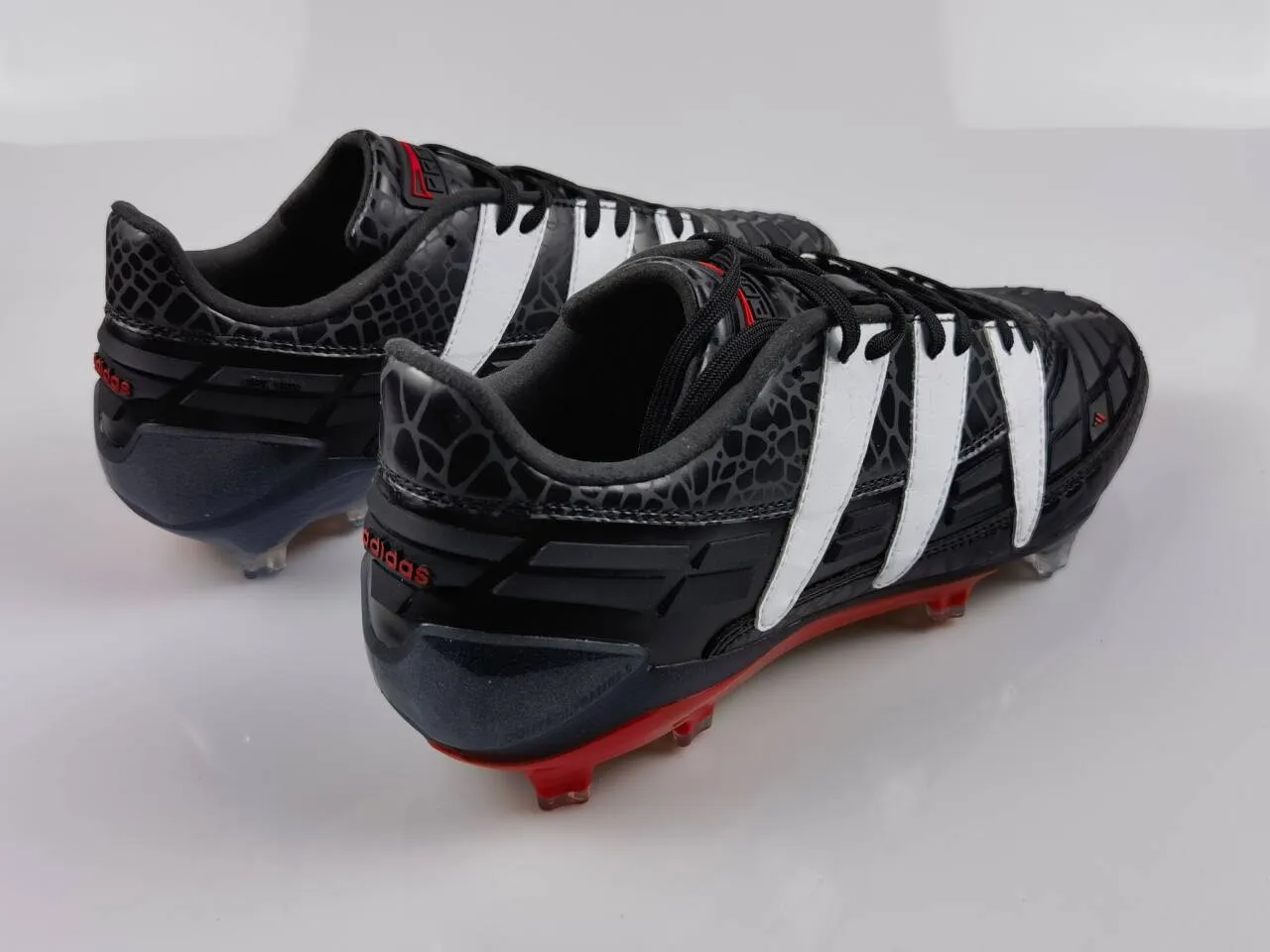 Adidas Preto Vermelho Texturizado Impressão de Reptil Superior Sobreposições de Três Listras Prateadas Solo Firme Sapatos de Futebol 12