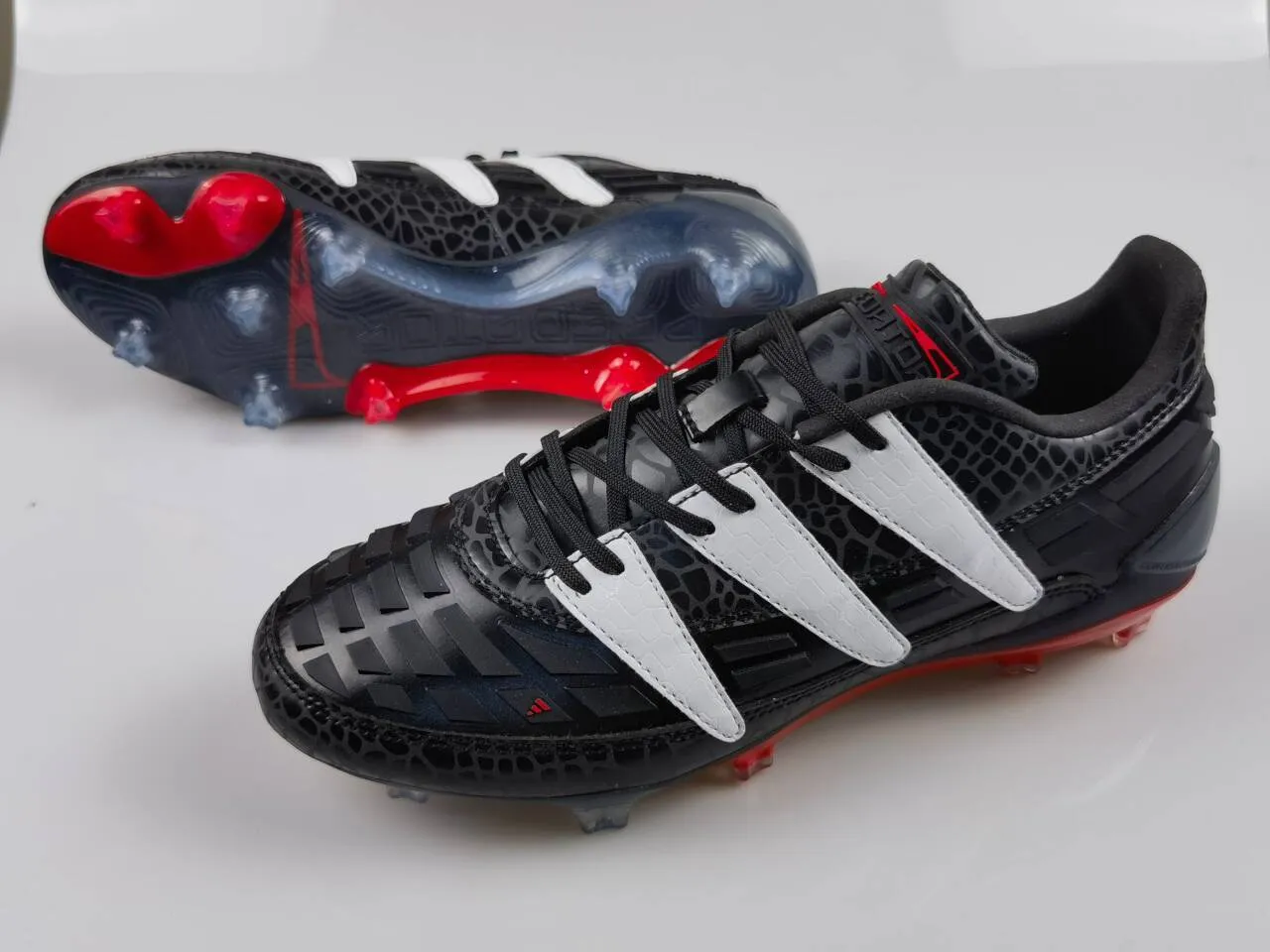 Adidas Preto Vermelho Texturizado Impressão de Reptil Superior Sobreposições de Três Listras Prateadas Solo Firme Sapatos de Futebol 13
