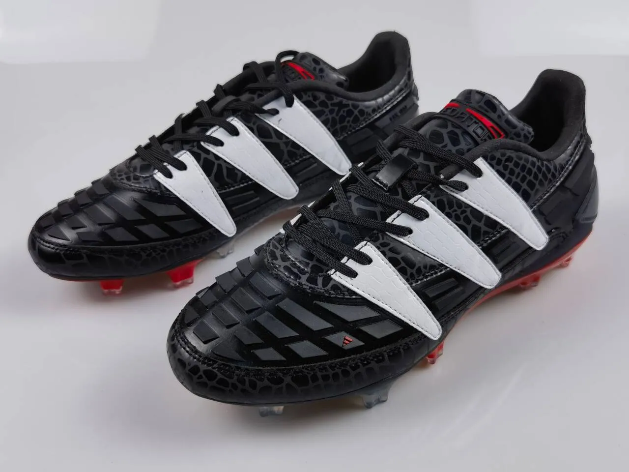 Adidas Preto Vermelho Texturizado Impressão de Reptil Superior Sobreposições de Três Listras Prateadas Solo Firme Sapatos de Futebol 14