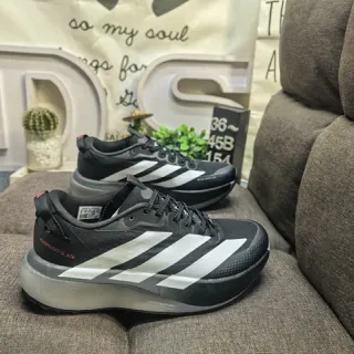 Adidas Tênis de corrida pretos brancos de perfil baixo silhueta de corrida malha superior ingenheirada