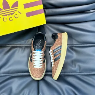 Adidas حذاء رياضي بني أسود مع طباعة المونوغرام على الجزء العلوي وثلاث خطوط ستايل حياة