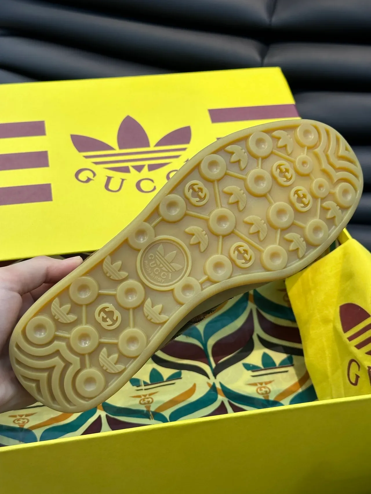 Adidas حذاء رياضي بني أسود مع طباعة المونوغرام على الجزء العلوي وثلاث خطوط ستايل حياة 3