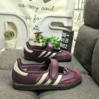 Adidas أحمر نبيذي بيج بدون أحزمة فيلكرو لوح جانبي ثلاث خطوط حذاء رياضي أسلوب حياة
