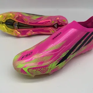 Adidas F50 rose et vert néon Chaussures de football pour terrain ferme