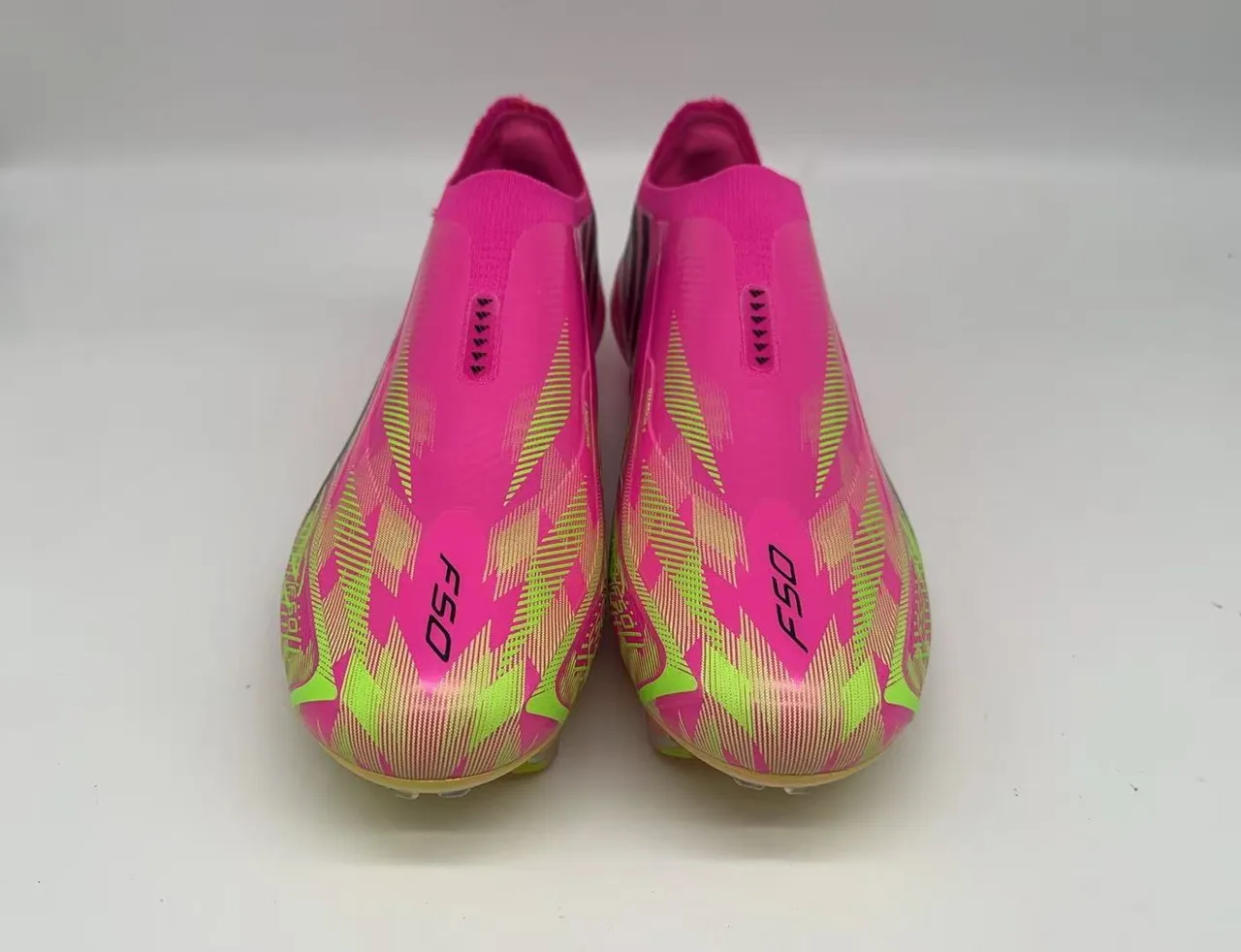 Adidas F50 rose et vert néon Chaussures de football pour terrain ferme 2