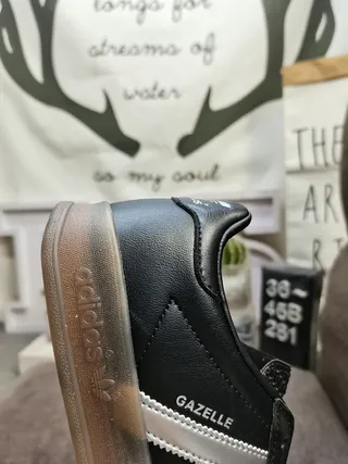 Adidas Gazelle Sneakers Lifestyle Noir et Argent Métallique 3
