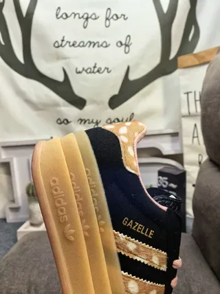 Adidas Gazelle 黑色粉色鹿印平台生活方式运动鞋 3