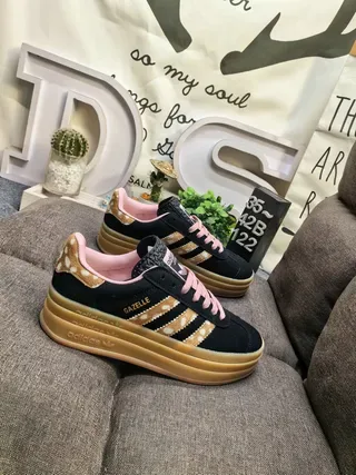 Adidas Gazelle 黑色粉色鹿印平台生活方式运动鞋 9