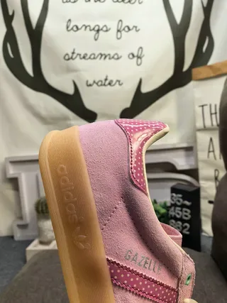 Adidas Gazelle Sneakers Lifestyle en daim rose à pois 3