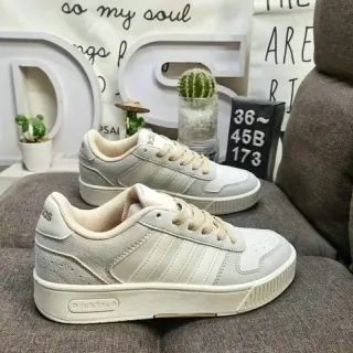 Adidas Chaussures lifestyle gris beige en daim et textile basses