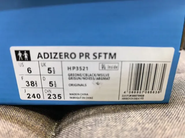 Adidas Chaussures Lifestyle Gris Noir à Empeigne Mesh et Synthétique, Trois Rayures sur le Côté et Branding 2