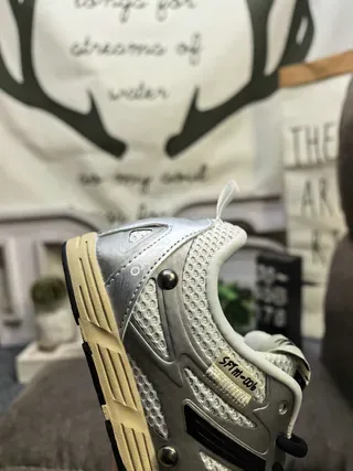 Adidas Chaussures Lifestyle Gris Noir à Empeigne Mesh et Synthétique, Trois Rayures sur le Côté et Branding 3