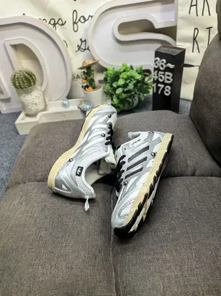 Adidas Chaussures Lifestyle Gris Noir à Empeigne Mesh et Synthétique, Trois Rayures sur le Côté et Branding 6