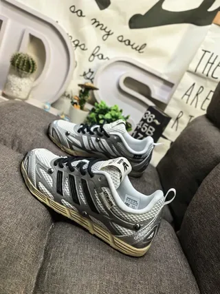 Adidas Chaussures Lifestyle Gris Noir à Empeigne Mesh et Synthétique, Trois Rayures sur le Côté et Branding 7