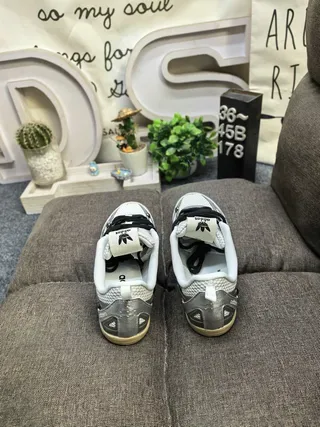 Adidas Chaussures Lifestyle Gris Noir à Empeigne Mesh et Synthétique, Trois Rayures sur le Côté et Branding 8