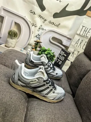 Adidas Chaussures Lifestyle Gris Noir à Empeigne Mesh et Synthétique, Trois Rayures sur le Côté et Branding 9