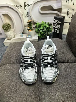 Adidas Chaussures Lifestyle Gris Noir à Empeigne Mesh et Synthétique, Trois Rayures sur le Côté et Branding 10