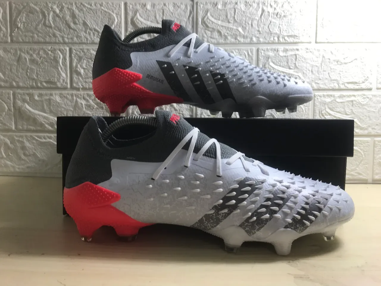 Adidas Zapatillas de fútbol gris y rojo upper sintético texturizado cordones asimétricos superficie firme 2