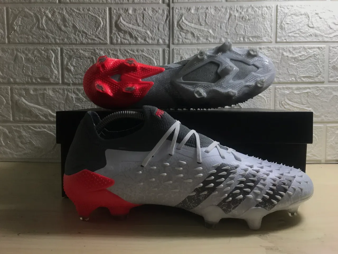 Adidas Zapatillas de fútbol gris y rojo upper sintético texturizado cordones asimétricos superficie firme 3
