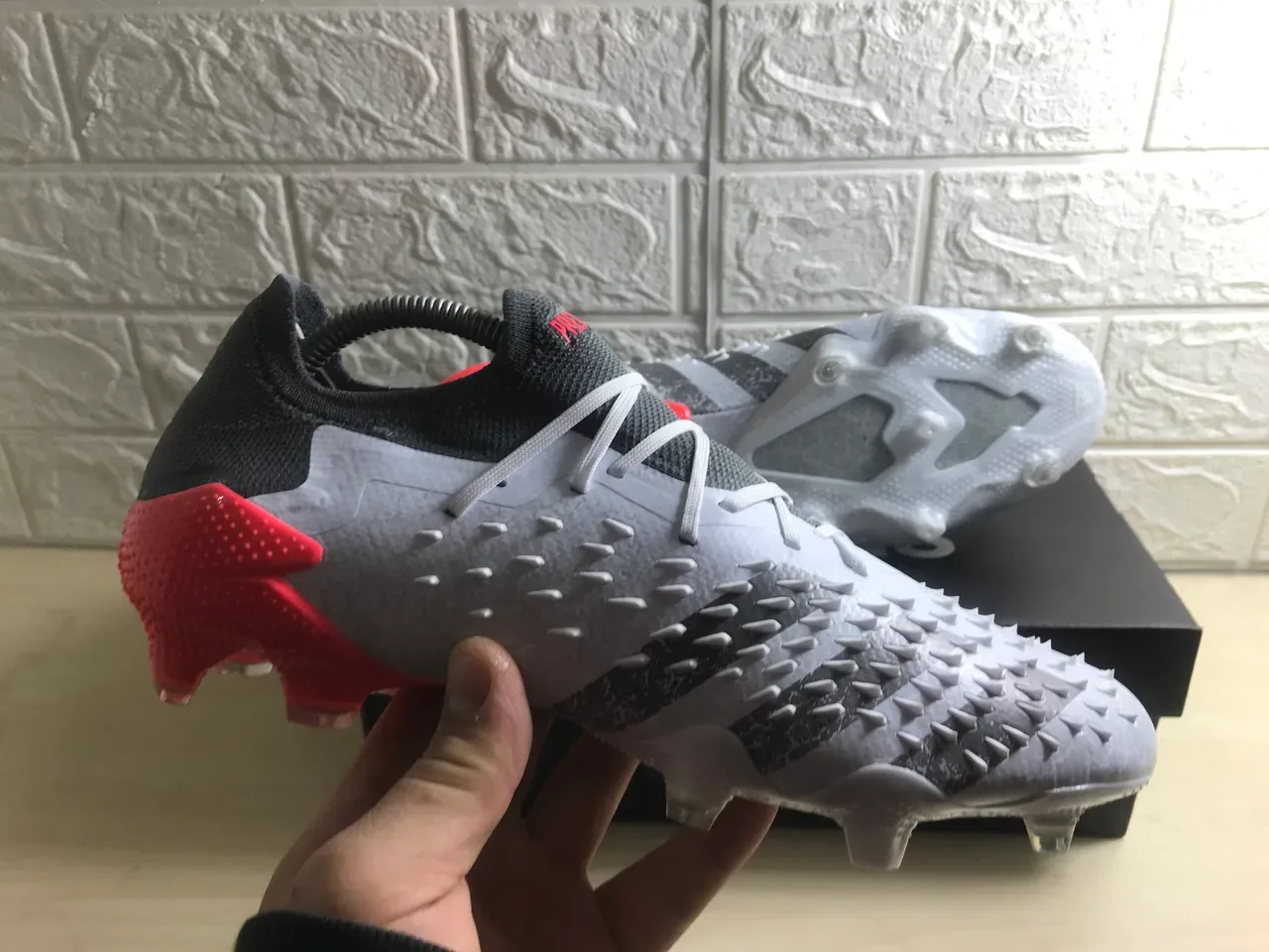 Adidas Zapatillas de fútbol gris y rojo upper sintético texturizado cordones asimétricos superficie firme 4