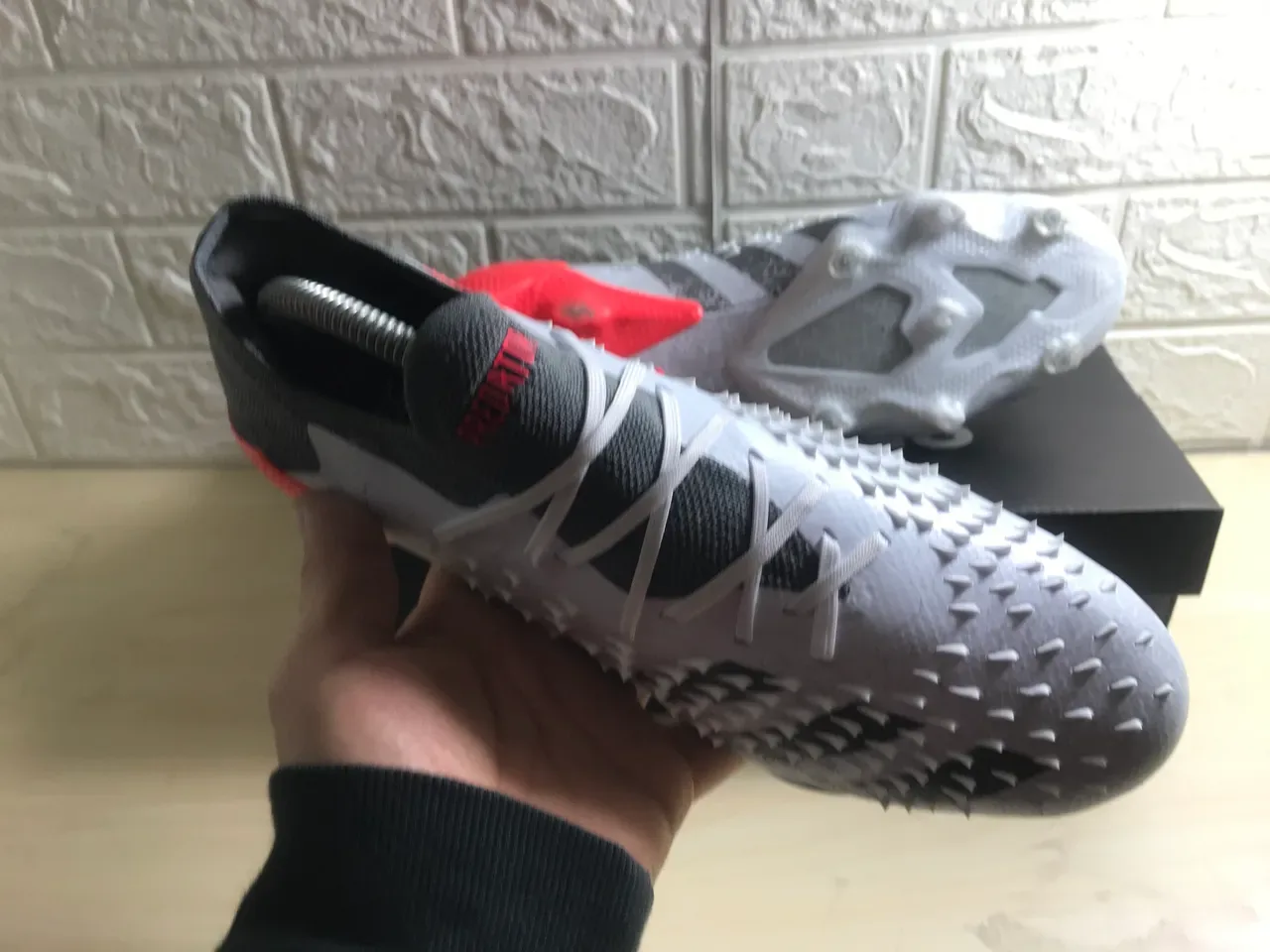 Adidas Zapatillas de fútbol gris y rojo upper sintético texturizado cordones asimétricos superficie firme 5