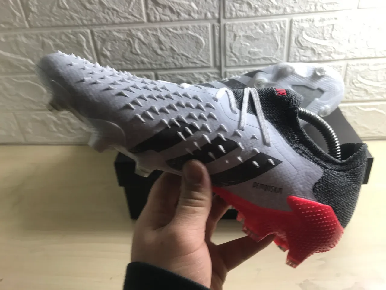 Adidas Zapatillas de fútbol gris y rojo upper sintético texturizado cordones asimétricos superficie firme 6