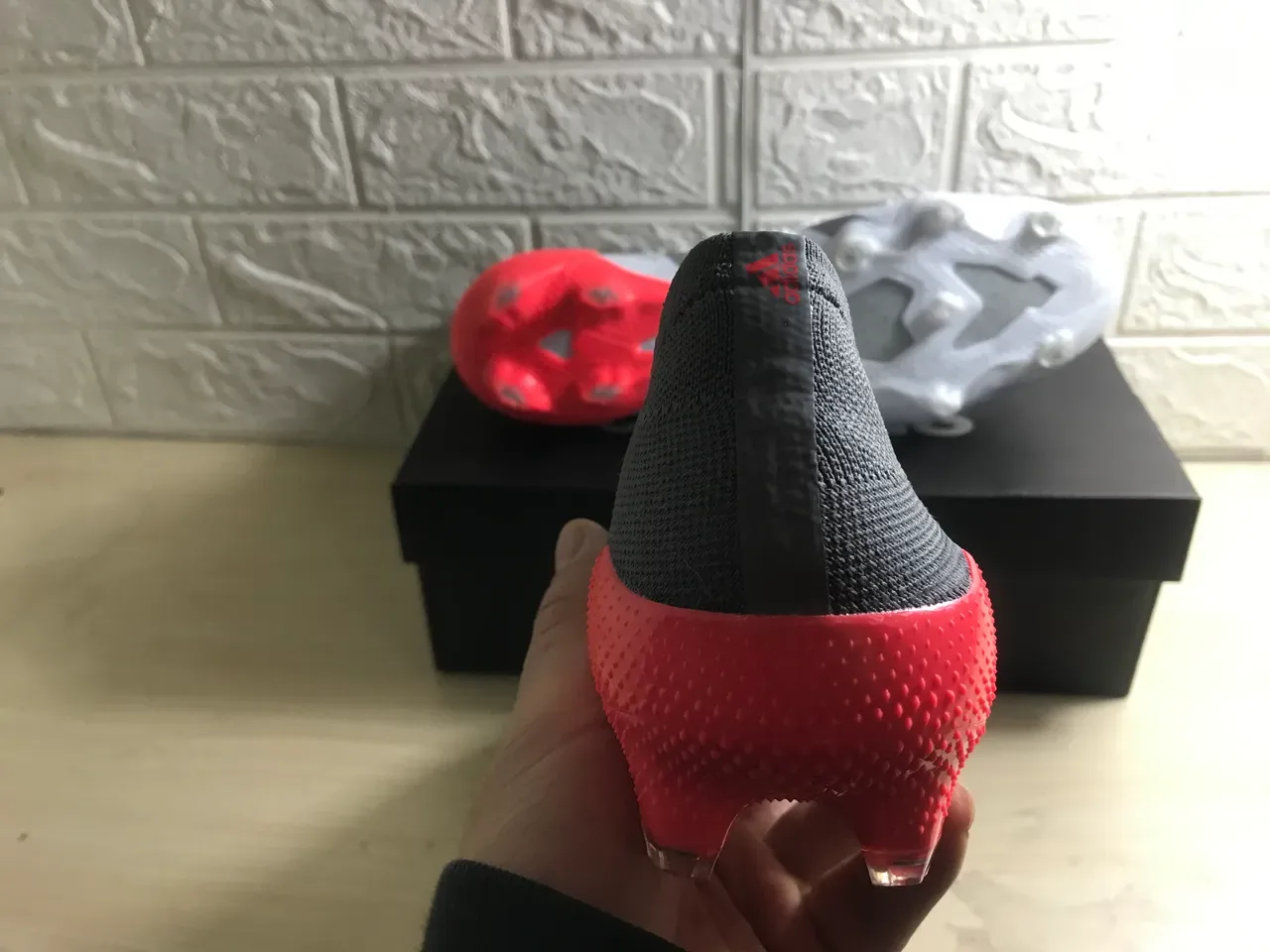 Adidas Zapatillas de fútbol gris y rojo upper sintético texturizado cordones asimétricos superficie firme 7