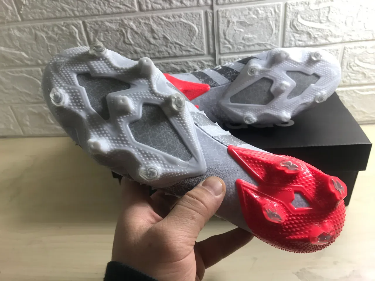 Adidas Zapatillas de fútbol gris y rojo upper sintético texturizado cordones asimétricos superficie firme 8