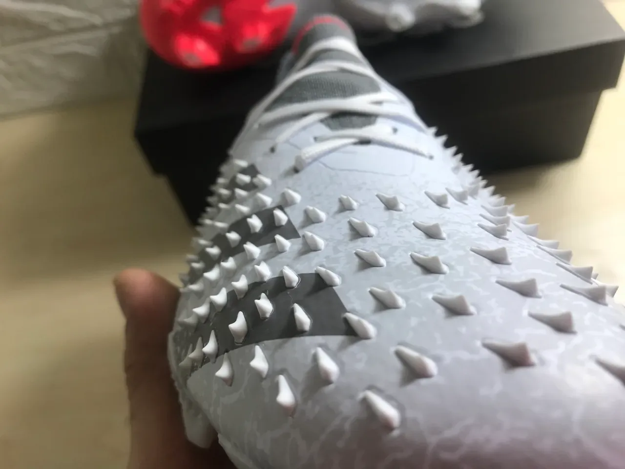 Adidas Zapatillas de fútbol gris y rojo upper sintético texturizado cordones asimétricos superficie firme 9