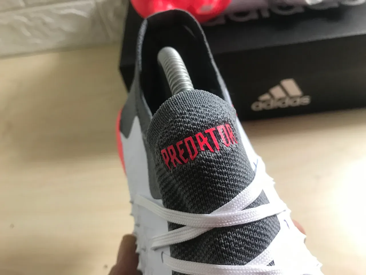 Adidas Zapatillas de fútbol gris y rojo upper sintético texturizado cordones asimétricos superficie firme 10