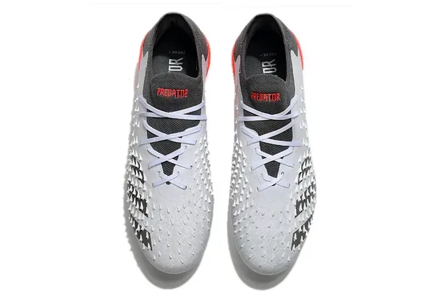 Adidas Zapatillas de fútbol gris y rojo upper sintético texturizado cordones asimétricos superficie firme 11
