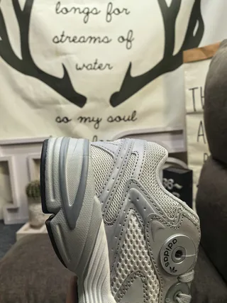 Adidas cinza branco sola média malha e construção sobreposição sintética tênis grossos 3