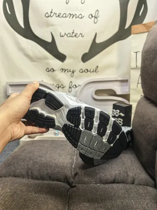 Adidas cinza branco sola média malha e construção sobreposição sintética tênis grossos 4