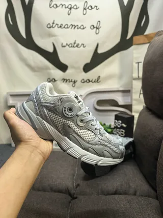 Adidas cinza branco sola média malha e construção sobreposição sintética tênis grossos 5