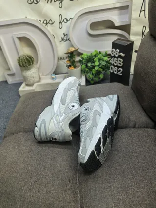 Adidas cinza branco sola média malha e construção sobreposição sintética tênis grossos 6