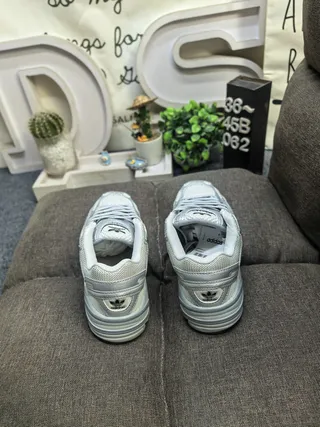 Adidas cinza branco sola média malha e construção sobreposição sintética tênis grossos 8