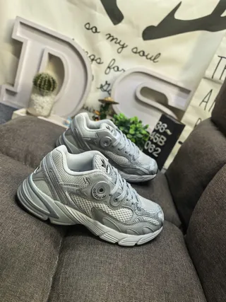 Adidas cinza branco sola média malha e construção sobreposição sintética tênis grossos 9