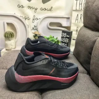 Adidas HyperBoost काले और गुलाबी दौड़ने के जूते