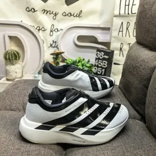 Adidas حذاء أسلوب حياة بدون أربطة أمام سحاب أبيض وأسود