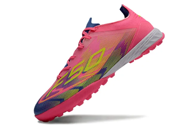 Adidas 粉蓝低帮合成鞋面模具钉草地足球鞋 3