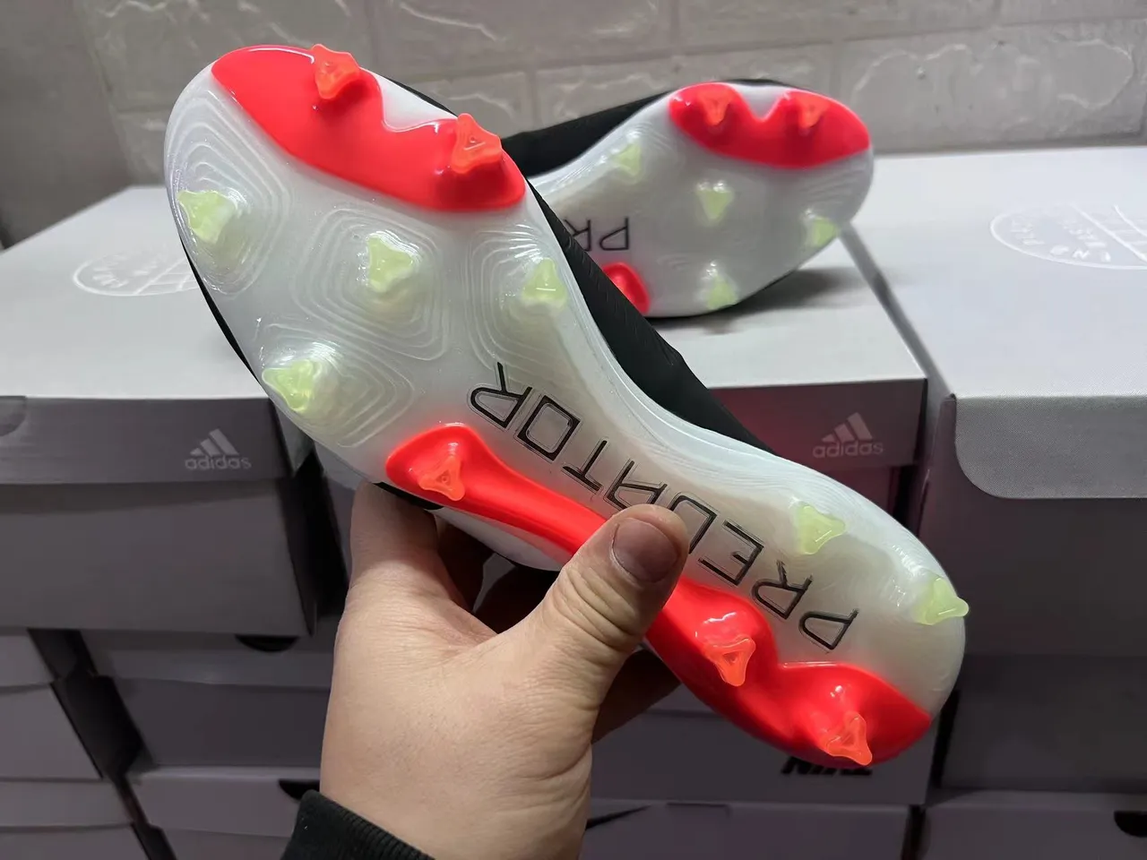 Adidas Predator काला लाल असममित लेसिंग टेक्स्चर्ड सिंथेटिक अपर फर्म-ग्राउंड फुटबॉल जूते 2