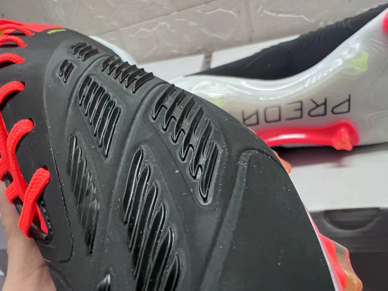 Adidas Predator काला लाल असममित लेसिंग टेक्स्चर्ड सिंथेटिक अपर फर्म-ग्राउंड फुटबॉल जूते 3